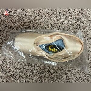NEW sansha pointe ballet shoe size: 8 width N